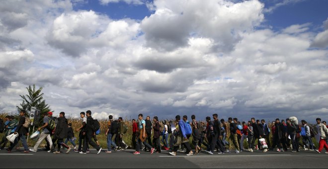 Hungría debe proporcionar alimentos a los solicitantes de asilo en la frontera con Serbia