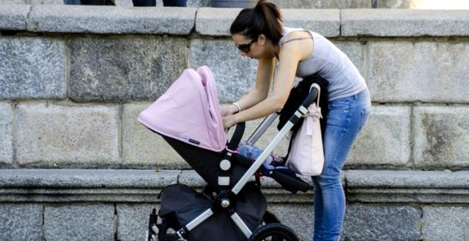El Senado insta al Gobierno a mantener la deducción por maternidad durante el tiempo que dure el ERTE
