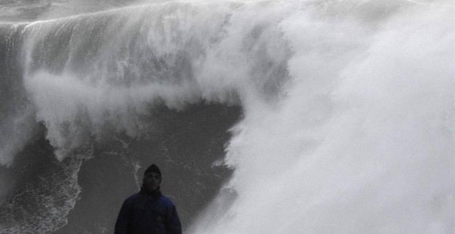 Olas de 17 metros en la costa gallega y 35 provincias con aviso por viento o nevada