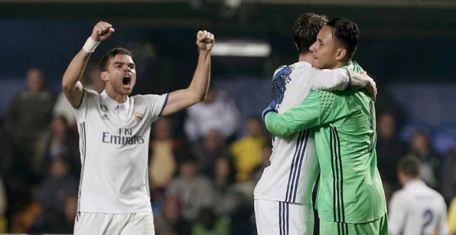 El Real Madrid salva el liderato en Villarreal
