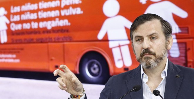 HazteOir fleta tres autobuses contra PSOE, PP y Ciudadanos