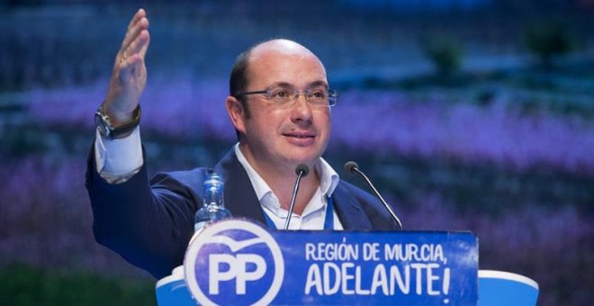 Rajoy felicita a todos los nuevos presidentes del PP... excepto al imputado de Murcia