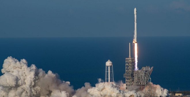 SpaceX lanza con éxito al espacio, por primera vez, un cohete reutilizable