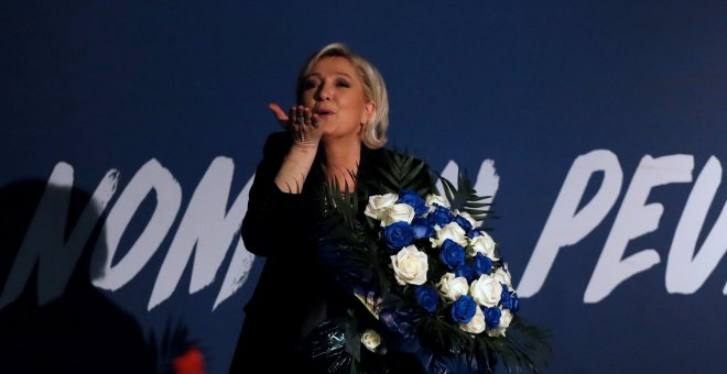 La sede de campaña de Le Pen, incendiada tras un ataque con cócteles molotov