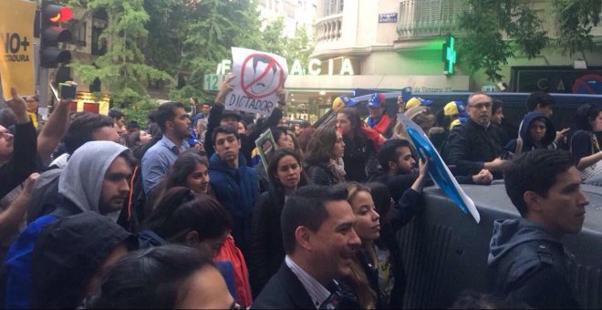 Unidos Podemos, ERC y Bildu piden explicaciones por el "secuestro" a un centro de la Embajada de Venezuela