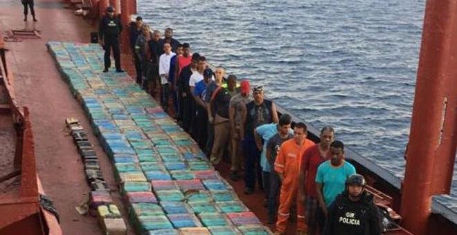 La Policía intercepta un buque con casi seis toneladas de cocaína y detiene a 24 personas