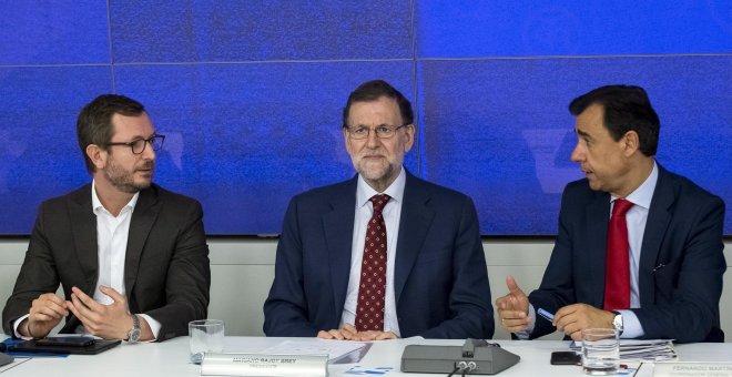 Rajoy alardea de política económica mientras ningunea la comisión de la caja B del PP: "No aporta nada"