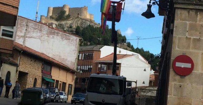 Una alcaldesa del PP ordena retirar la bandera del Orgullo del despacho de IU en Palencia