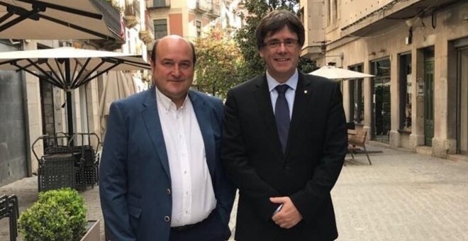 El presidente del PNV se reúne con Puigdemont y le garantiza apoyo al 1-O