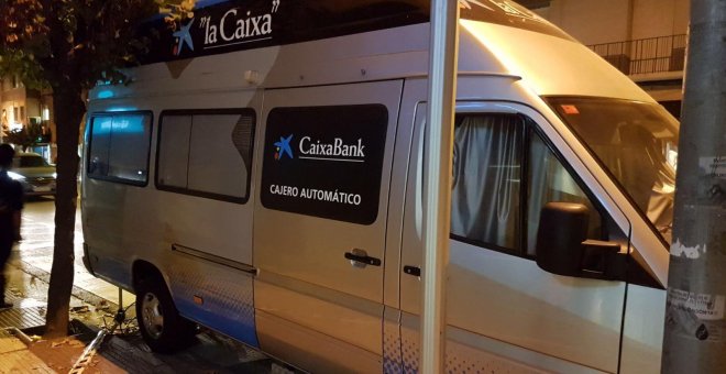 Caixabank posa caixers mòbils a Fraga per les cues d'estalviadors lleidatans