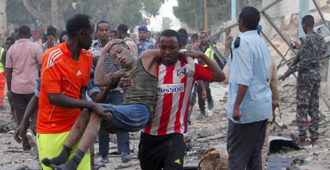 Más de una veintena de muertos tras la explosión de dos coches bomba y el asalto a un hotel en Somalia