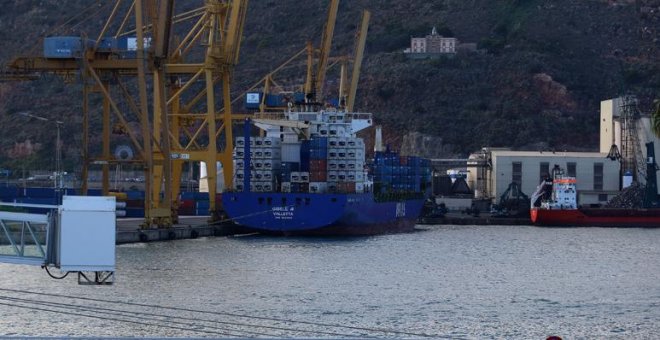 Un ferry choca contra un crucero accidentalmente en el puerto de Barcelona