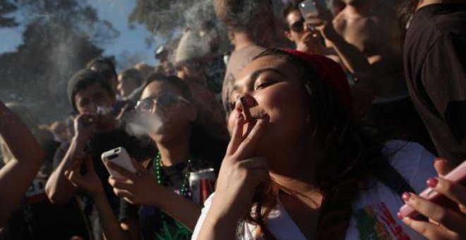 Dos de cada tres jóvenes españoles no tienen intención de dejar de fumar