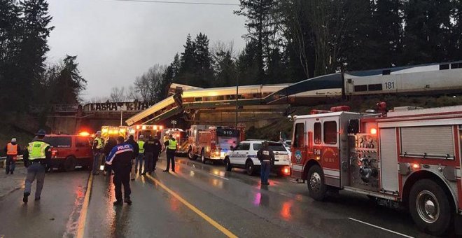 Seis muertos y 75 heridos al descarrillar un tren de pasajeros en EEUU y caer sobre una autopista