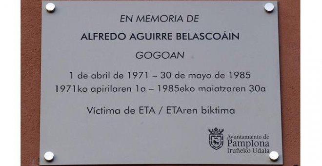 El Ayuntamiento de Pamplona coloca dos placas en recuerdo a víctimas de ETA