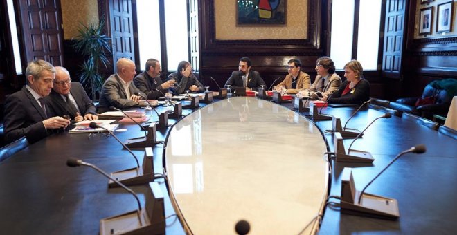 JxCat y ERC se enfrentan en la Mesa por la ley que permitiría investir a Puigdemont a distancia