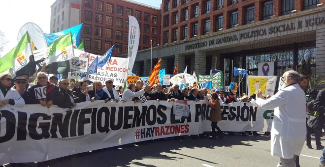 Centenares de médicos se manifiestan en Madrid por los derechos perdidos durante la crisis