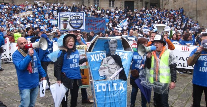 Una multitudinaria manifestación de funcionarios de justicia pide en Santiago la dimisión del vicepresidente de la Xunta