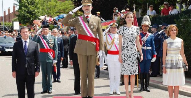 Podemos critica el protocolo de Defensa que pide a las mujeres "vestido corto" en la tribuna del Día de las Fuerzas Armadas