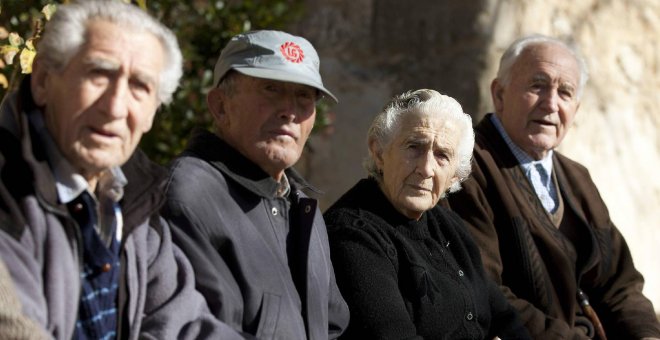 España rompe la barrera del millón de mayores pobres
