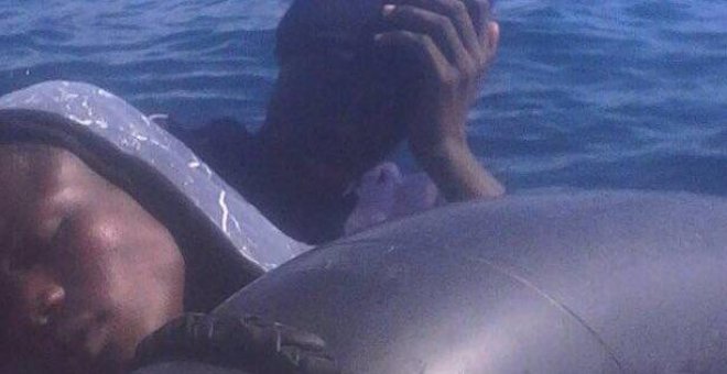 Cuatro jóvenes piden auxilio tras más de 12 horas a la deriva en una barca de juguete en el Estrecho