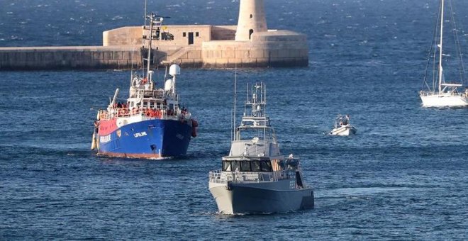 La policía de Malta interroga a la tripulación del barco Lifeline tras el desembarco