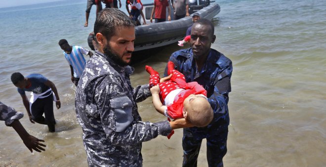 Al menos cien muertos, entre ellos tres bebés, en el naufragio de una patera frente a las costas de Libia