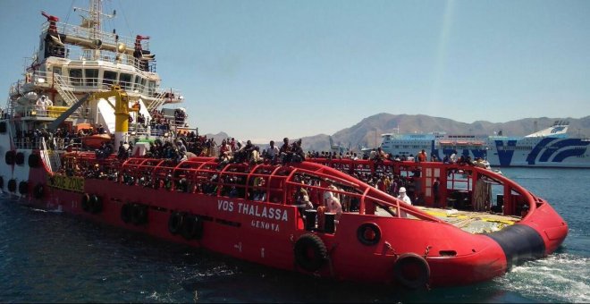 Italia prohíbe entrar en puerto a un barco privado que rescató a 66 migrantes