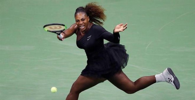 Serena Williams juega con tutú después de que Roland Garros prohíba su traje posparto