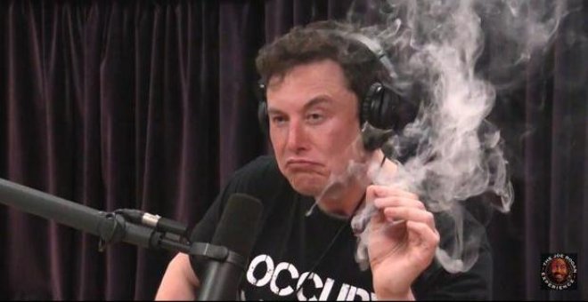 Tesla se hunde en Bolsa tras una entrevista de Elon Musk fumando un porro y la dimisión de su director financiero
