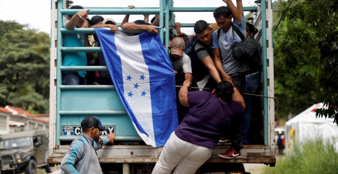 Trump amenaza con cortar la ayuda a Honduras si no se detiene la caravana de migrantes