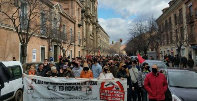 La Fiscalía pide dos años de cárcel para dos activistas detenidos tras el "asalto" de la Policía al Centro Social 13 Rosas