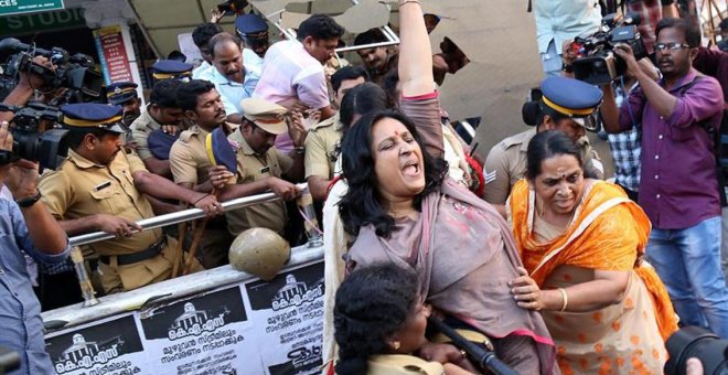 Otra mujer desafía la ola machista de violencia y accede al templo de Sabarimala en la India