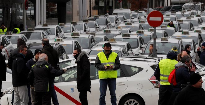 Los taxistas de Madrid acuerdan seguir con la huelga