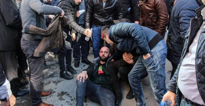 Decenas de opositores atacan la sede del Gobierno socialista de Albania