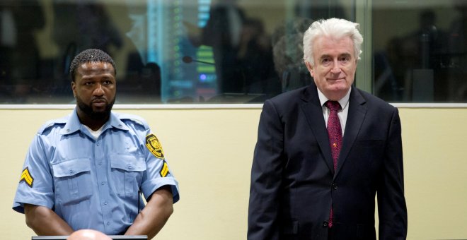 Un tribunal de la ONU eleva la condena de Karadzic a cadena perpetua por el genocidio de Sbrenica