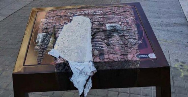 Aparece quemada la placa que recuerda las torturas franquistas en Barcelona sólo dos días después de su colocación