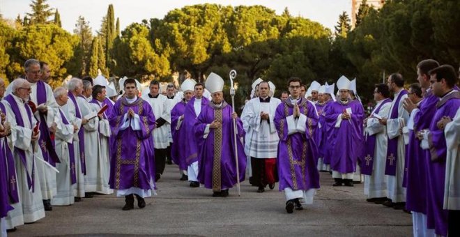 La Conferencia Episcopal avala los cursos de "sanación espiritual" de la homosexualidad y muestra su "afecto" al obispo de Alcalá