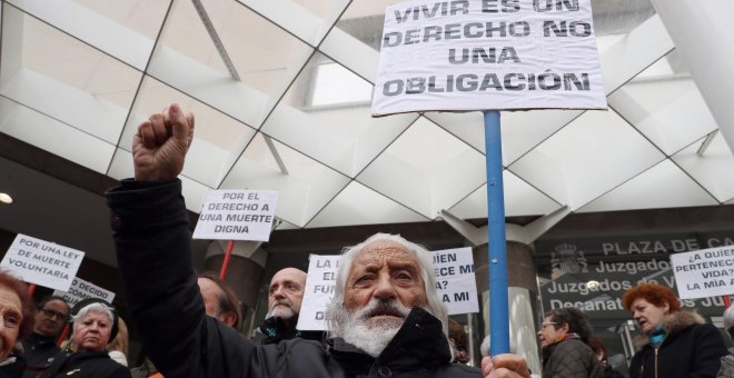 Un centenar de personas se manifiestan en Madrid para pedir la regulación de la eutanasia