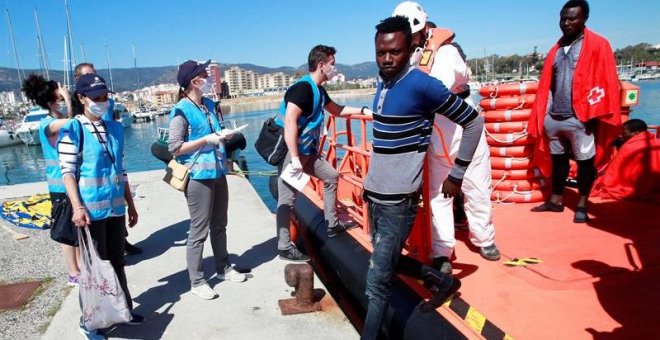 Rescatados 61 migrantes magrebíes de una patera en el Estrecho