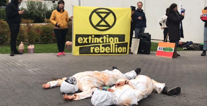 Extinction Rebellion bloquea el acceso a la sede de Repsol para visibilizar la emergencia climática