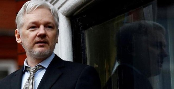 El padre de Assange cree que Ecuador vendió a su hijo a cambio de un préstamo del FMI