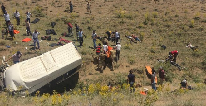 Mueren 16 migrantes y 51 resultan heridos al volcar la furgoneta en la que viajaban en Turquía