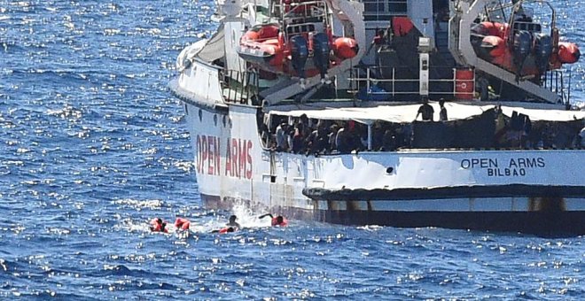 El chantaje de Italia: ofrece llevar a España a los migrantes del Open Arms a cambio de que se deje sin bandera al barco