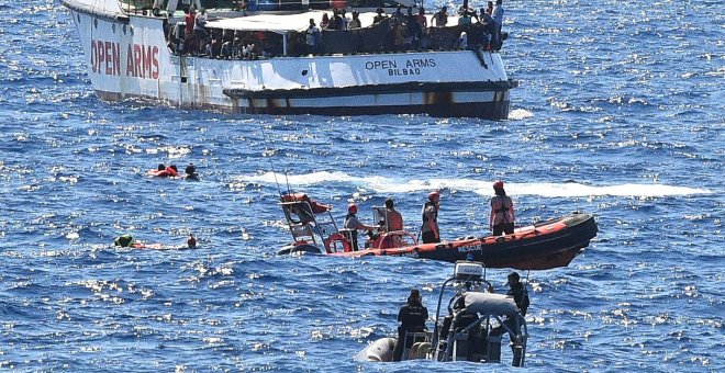 Los migrantes saltan del Open Arms para nadar hasta Lampedusa tras 19 días de bloqueo: "La situación está fuera de control"
