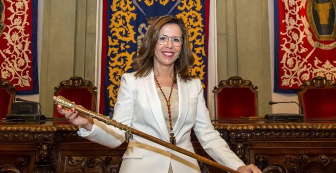 La alcaldesa de Cartagena salió de fiesta mientras la gota fría azotaba la ciudad