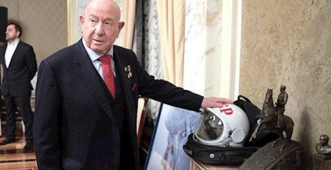 Fallece el astronauta soviético Alexéi Leónov, la primera persona que caminó en el espacio