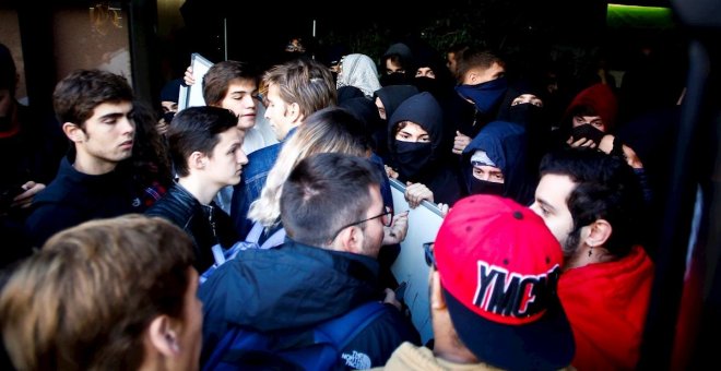 El bloqueo a los accesos de la Pompeu Fabra marca el primer día de huelga universitaria contra la sentencia del 'procés'