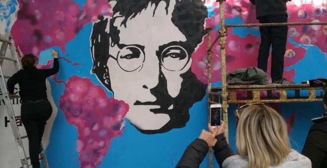 El Muro de John Lennon de Praga, un símbolo por la libertad de expresión que lucha por sobrevivir al turismo de masas