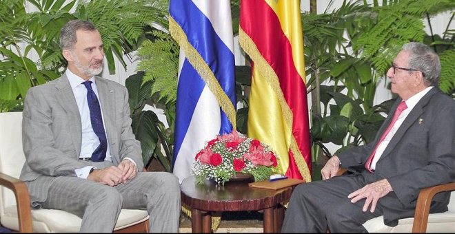 El rey abandona Cuba tras un careo no previsto con Raúl Castro